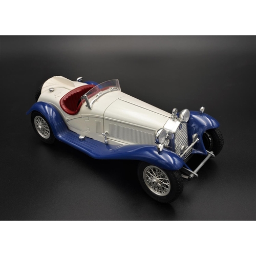 256 - 1932 ALFA-ROMEO 2300 SPIDER IN WHITE/BLUE BY BBURAGO  Diecast metal with plastic components.