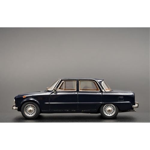 258 - 1972 ALFA-ROMEO GIULIA 1.6 BERLINA IN NAVY BY LOOKSMART  Resin cast, hand made model.