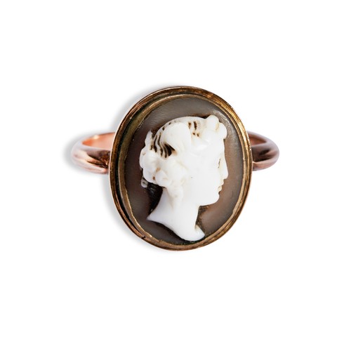204 - A CAMEO RINGDepicting the bust of a lady in a closed back bezel setting. Marked 9ctRing size RWeight... 