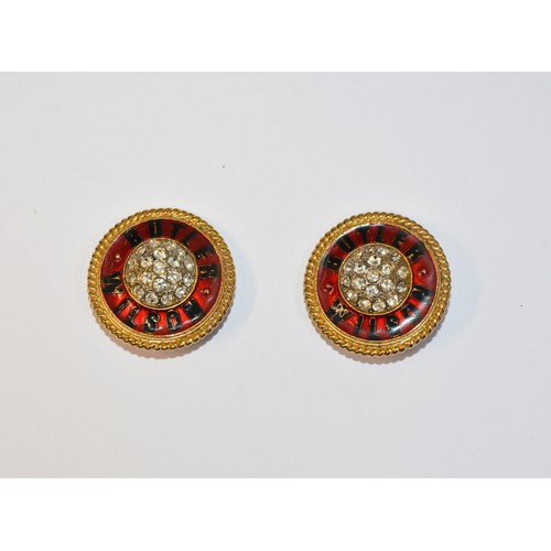 213 - B&W A PAIR OF CLEAR STONE RED ENAMEL GOLD COLOURED CLIP EARRINGSa central domed clear stone set ... 