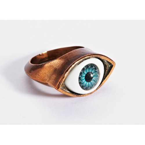 241 - A NOVELTY EYE RINGSet in brass, the eye being made of plastic.Unmarked Size LWeight 7.1gms... 