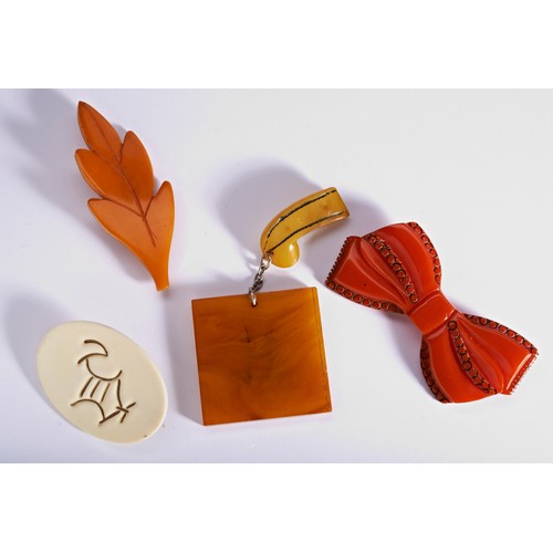 301 - A COLLECTION OF BAKELITE AND PLASTIC BROOCHESIncluding an orange bow brooch. Unmarked 88mm x 40mm A ... 