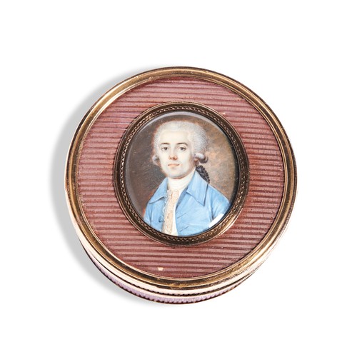 605 - A LATE 18TH CENTURY GOLD TORTOISESHELL AND SILK PORTRAIT BOXdepicting a man in white wig wearing a b... 