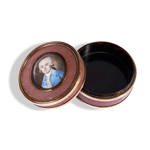 605 - A LATE 18TH CENTURY GOLD TORTOISESHELL AND SILK PORTRAIT BOXdepicting a man in white wig wearing a b... 