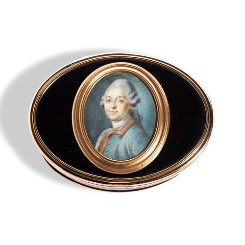 602 - AN 18TH CENTURY OVAL TORTOISESHELL AND GOLD PORTRAIT BOXdepicting a smiling gentle man in white wig ... 