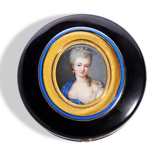 608 - AN 18TH CENTURY TORTOISESHELL GOLD AND ENAMEL PORTRAIT BOX, depicting a bare breasted lady in blue d... 