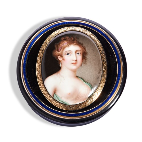 607 - AN 18TH CENTURY TORTOISESHELL AND GOLD BOX DEPICTING A BARE BREASTED LADYwearing pearl earrings, pai... 