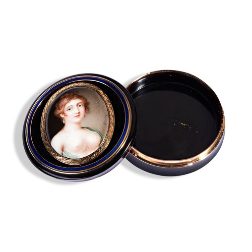 607 - AN 18TH CENTURY TORTOISESHELL AND GOLD BOX DEPICTING A BARE BREASTED LADYwearing pearl earrings, pai... 