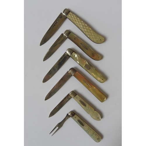 474 - FIVE 19TH CENTURY SILVER BLADED POCKET KNIVES WITH MOTHER OF PEARL HANDLES, along with a folding sil... 