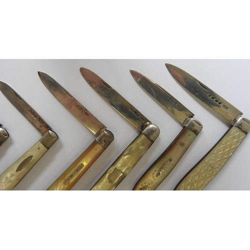 474 - FIVE 19TH CENTURY SILVER BLADED POCKET KNIVES WITH MOTHER OF PEARL HANDLES, along with a folding sil... 