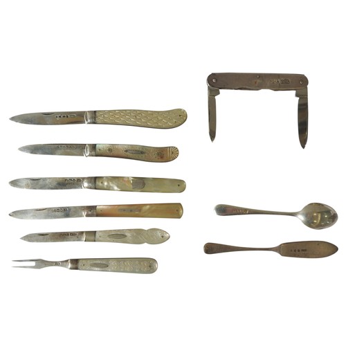 474 - FIVE 19TH CENTURY SILVER BLADED POCKET KNIVES WITH MOTHER OF PEARL HANDLES, along with a folding sil... 