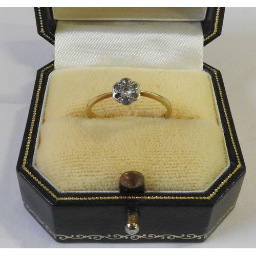 452 - AN 18CT GOLD DIAMOND CLUSTER RING, a small central stone surrounded by five diamond chips (one chip ... 