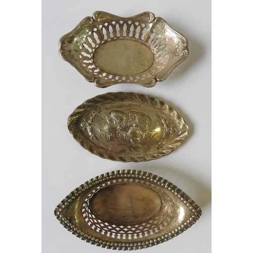 482 - AN OVAL SILVER PIN TRAY, TWO SILVER BON BON DISHES, A SILVER TEA STRAINER AND AN INDIAN SILVER SALT ... 