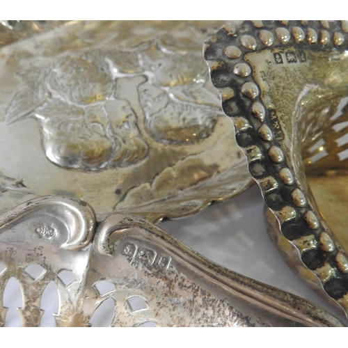 482 - AN OVAL SILVER PIN TRAY, TWO SILVER BON BON DISHES, A SILVER TEA STRAINER AND AN INDIAN SILVER SALT ... 