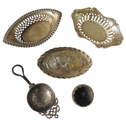 482 - AN OVAL SILVER PIN TRAY, TWO SILVER BON BON DISHES, A SILVER TEA STRAINER AND AN INDIAN SILVER SALT ... 