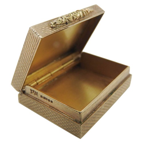 610 - A 9CT GOLD PILL BOX, rectangular form, engine turned exterior with floral decorated clasp, 8 x 25 x ... 