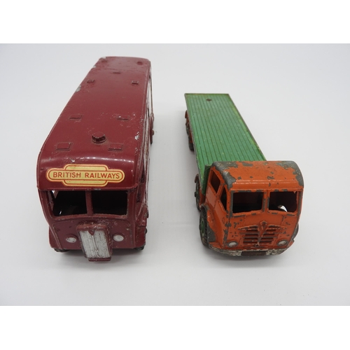 293 - A DINKY TOYS 902 FODEN FLAT TRUCK AND A 981 HORSEBOX, both boxed (in damaged boxes)