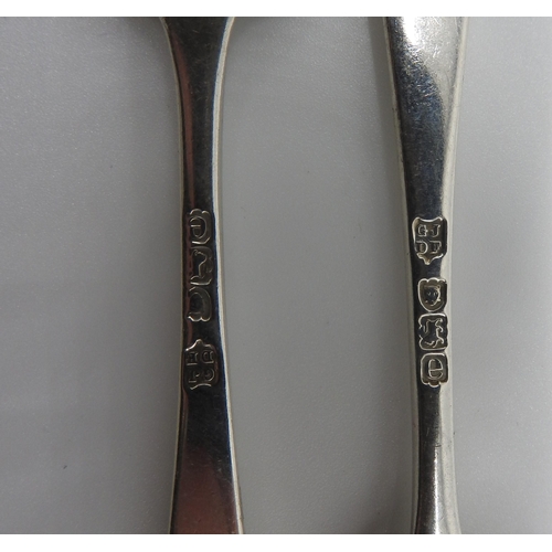 517 - A SET OF TWELVE SILVER TEA SPOONS, 'rat tail' design, bears the mark of Josiah Williams & Co. Lo... 