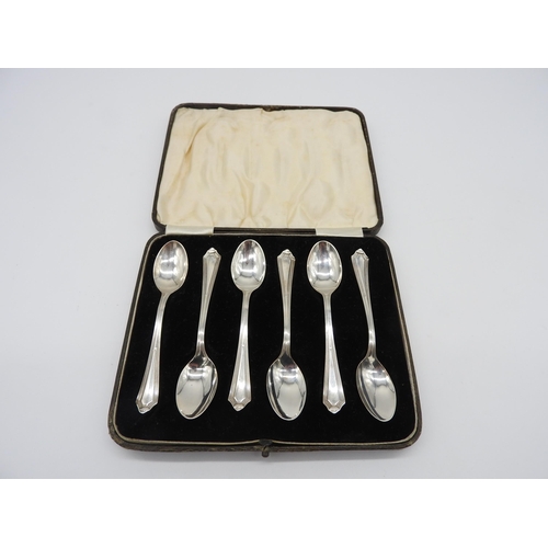 464 - A BOXED SET OF SIX SILVER TEA SPOONS, art deco style, fluted edge decoration with diamond motif, bea... 