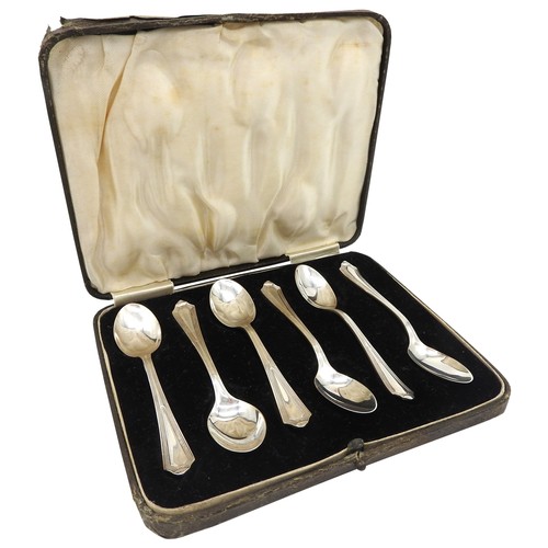 464 - A BOXED SET OF SIX SILVER TEA SPOONS, art deco style, fluted edge decoration with diamond motif, bea... 