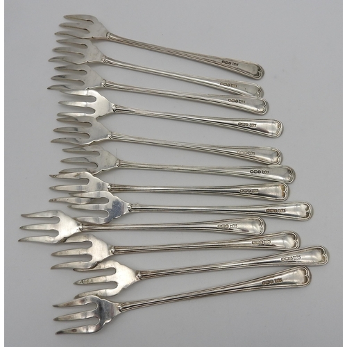 515 - A SET OF TWELVE SILVER OYSTER FORKS, bearing the mark of Mappin & Webb, Sheffield, 1923, 14 cm l... 