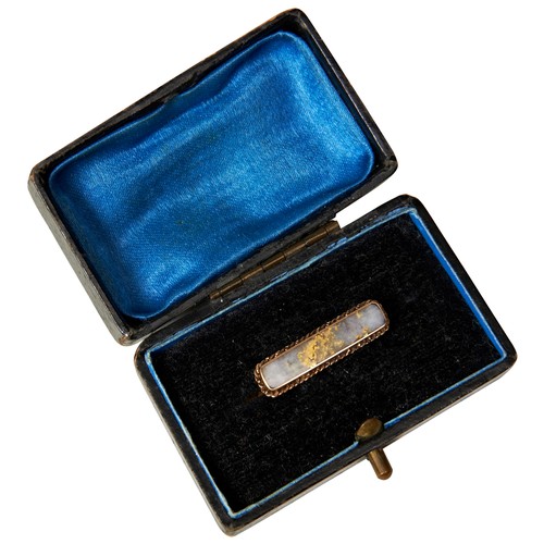 458 - A VINTAGE GOLD MOUNTED MOSS AGATE BAR BROOCH, with a rope twist edge, 25 mm long