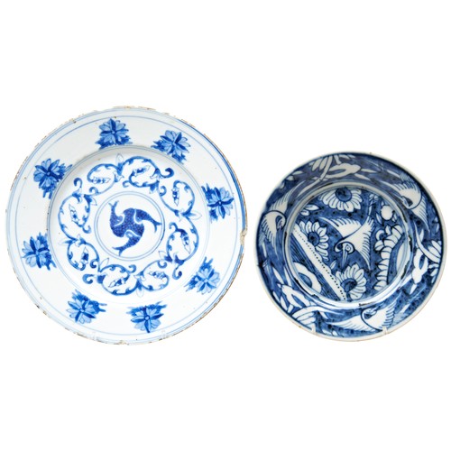 259 - SMALL BLUE AND WHITE DISHLATE MING / EARLY QING DYNASTYpainted in tones of underglaze blue with cran... 