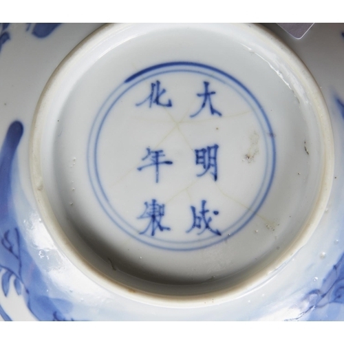 270 - BLUE AND WHITE BOWLCHENGHUA MARK, KANGXI PERIOD (1662-1722)the sides painted in underglaze blue with... 