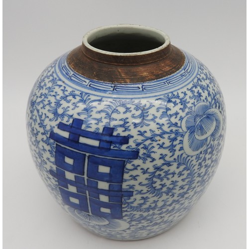 290 - A CHINESE BLUE & WHITE GINGER JAR & COVER, Qing dynasty 19th century, the baluster sides dec... 