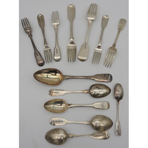 427 - A COLLECTION OF GEORGIAN AND VICTORIAN SILVER FLAT WARE, various fiddle patterns, comprising one ser... 