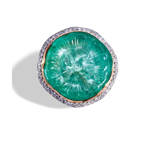 61 - A CONTEMPORARY CARVED COLUMBIAN EMERALD AND DIAMOND SET DRESS RINGthe circular Columbian emerald pla... 