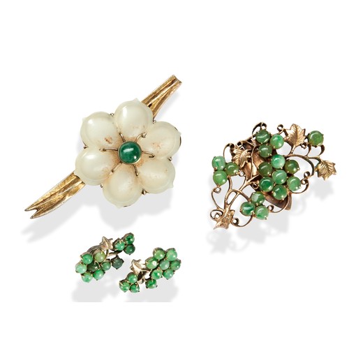 121 - A COLLECTION OF CHRYSOPRASE COSTUME JEWELLERYincluding a yellow metal bar brooch with large flower, ... 