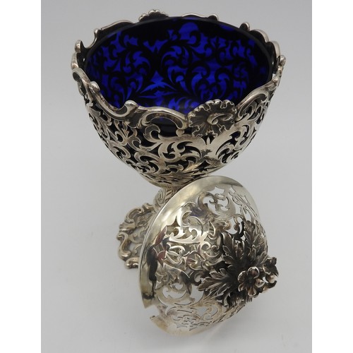 288 - AN EARLY VICTORIAN SILVER SUGAR BOWL, with blue glass liner, in the form of a covered cup, with orna... 