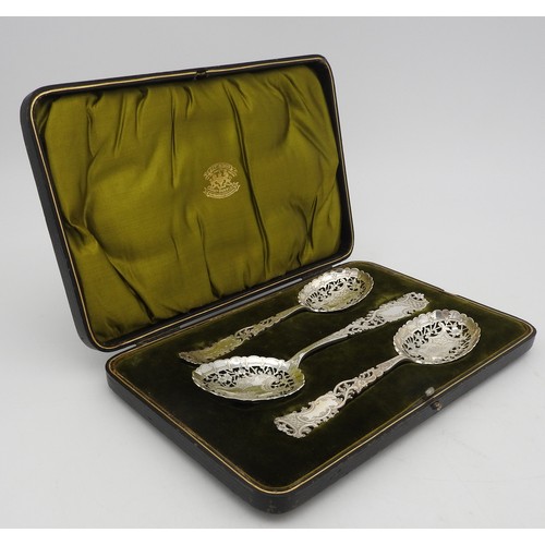 333 - A LATE VICTORIAN BOXED SET OF THREE SERVING SPOONS , CIRCA 1899, consisting of a large spoon and a p... 