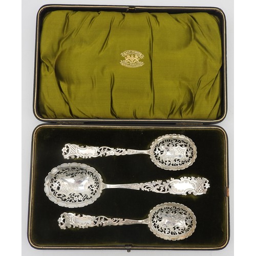 333 - A LATE VICTORIAN BOXED SET OF THREE SERVING SPOONS , CIRCA 1899, consisting of a large spoon and a p... 