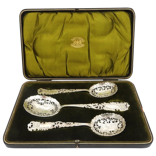 333 - A LATE VICTORIAN BOXED SET OF THREE SERVING SPOONS , CIRCA 1899, consisting of a large spoon and a p... 