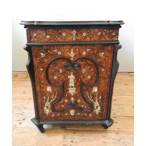 86 - AN IMPRESSIVE ITALIAN WALNUT AND IVORY INLAID TWIN PEDESTAL DESK, 18TH CENTURYHighly decorated top i... 