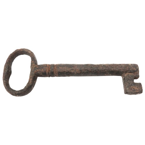 109 - A LATE 17TH/EARLY 18TH CENTURY IRON KEY, simplistic heavy duty form14.5 cm long