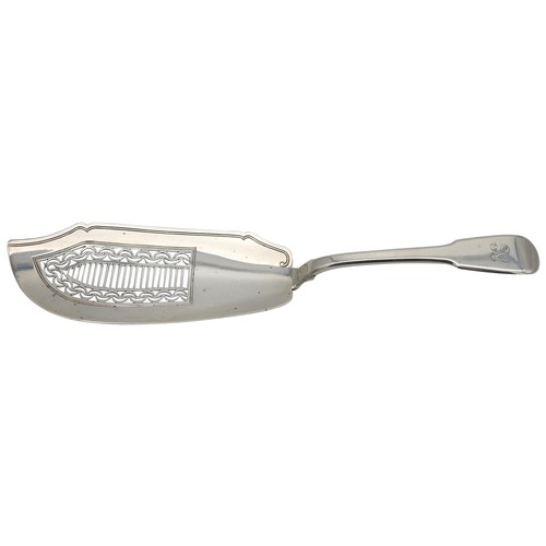 336 - A GEORGE III SILVER FISH SLICE, CIRCA 1815fiddle pattern with pierced fretwork detailing, monogramme... 