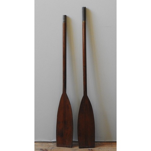 356 - A VINTAGE PINE DOUBLE ENDED PADDLE, CIRCA 1910, with central clip fitting which allows the paddle to... 