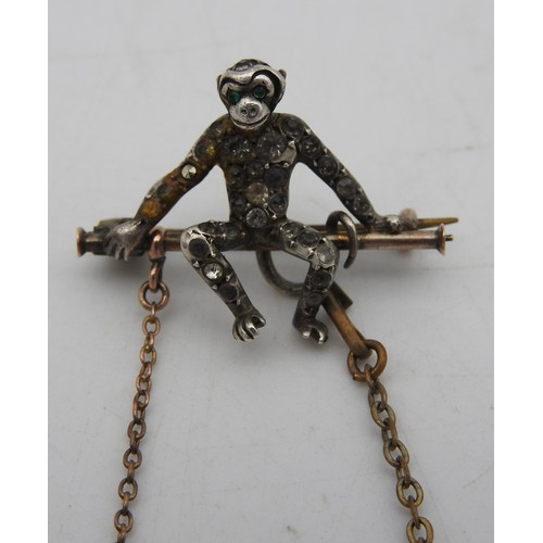 306 - AN EDWARDIAN 'DOUBLE MONKEY' BROOCH, CIRCA 1905, comprised of two naturalistically modelled silver m... 