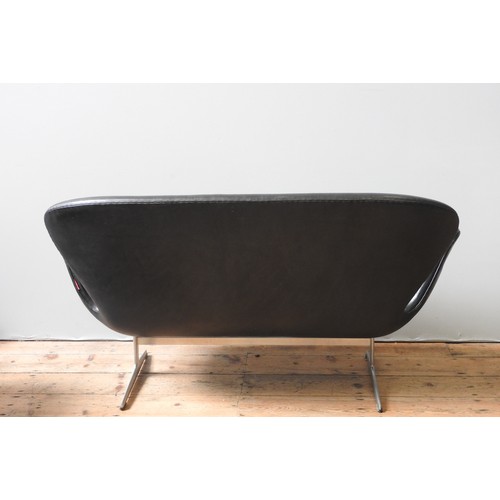 61 - A CONTEMPORARY SCANDINAVIAN 'SWAN' SETTEE, designed by Arne Jacobsen for Fritz Hansen, moulded mater... 