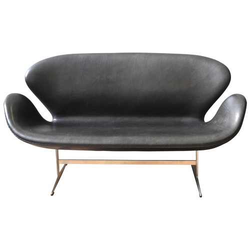 61 - A CONTEMPORARY SCANDINAVIAN 'SWAN' SETTEE, designed by Arne Jacobsen for Fritz Hansen, moulded mater... 