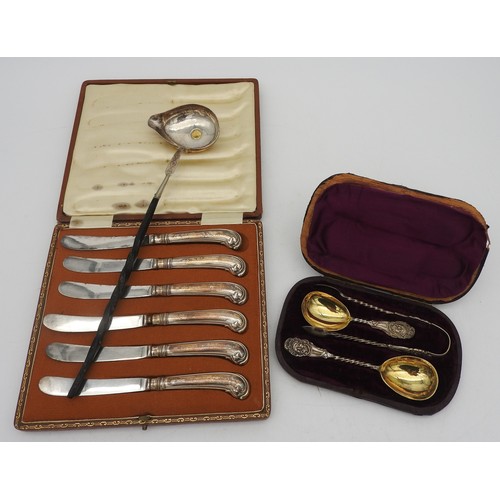 315 - A SET OF SILVERED PISTOL GRIP BUTTER KNIVES AND SILVER TONG/SPOON SET IN FITTED CASE, LATE 19TH /EAR... 