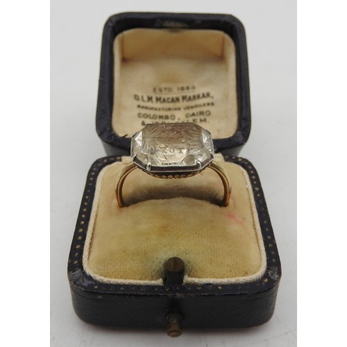 370 - A GEORGE III INTAGLIO SIGNET RING, LATE 18TH CENTURY, set with cut rock crystal, bearing the inscrip... 