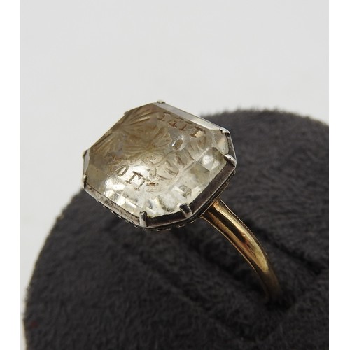 370 - A GEORGE III INTAGLIO SIGNET RING, LATE 18TH CENTURY, set with cut rock crystal, bearing the inscrip... 