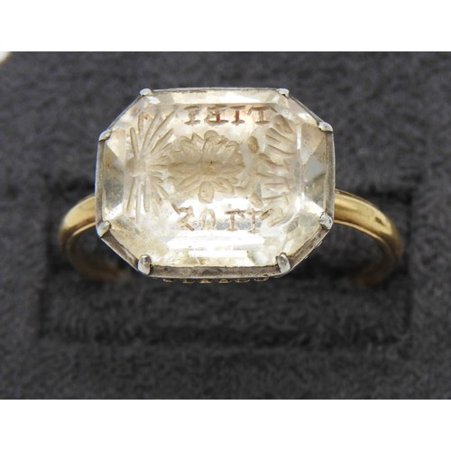 370 - A GEORGE III INTAGLIO SIGNET RING, LATE 18TH CENTURY, set with cut rock crystal, bearing the inscrip... 