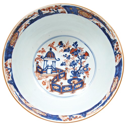 219 - LARGE CHINESE IMARI BOWLKANGXI PERIOD (1662-1722)the exterior painted with a repeating pattern of pa... 