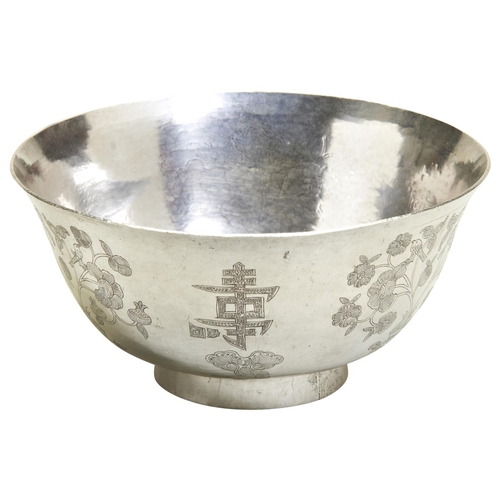 329 - A FINE CHINESE SILVER BOWLQING DYNASTY, 19TH CENTURYthe sides delicately engraved with Shou-smybols,... 