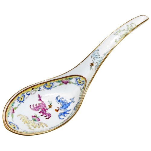 245 - A VERY FINE CHINESE IMPERIAL PORCELAIN SPOONTONGZHI PERIOD (1862-1874)painted in Famille Rose enamel... 